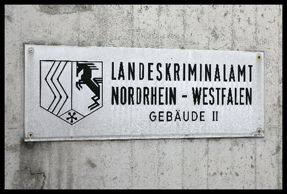 Altes Eingangsschild LKA NRW