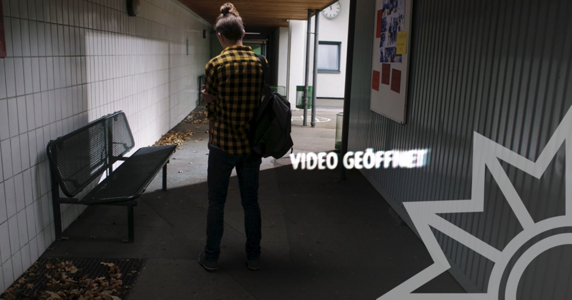 Junge an Haltestelle
