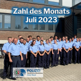 Eine Personengruppe mit 59 neuen Anwärtern der Polizei NRW, die ihren fachpraktischen Teil in der Polizeibehörde Wesel versieht.