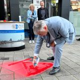 Auftakt Schwerpunktwoche Taschendiebstahl: Herbert Reul sprüht Warnhinweis auf Straße