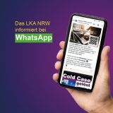 Eine Hand hält ein Smartphone - auf dem Bildschirm ist der WhatsApp Kanal des LKA NRW zu sehen.