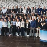 Teamfoto mit 100 Kriminalbeamten, Wissenschaftlern und Experten verschiedener Fachbereiche des Landeskriminalamtes Nordrhein-Westfalen.