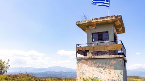 A lack of equipment on the part of the Greek police and border protection facilities that are often not in good condition make it difficult to secure the border on their own.