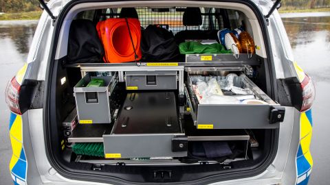 Helmets, plate carriers, medipacks - the spacious trunk of the S-MAX has room for everything.
