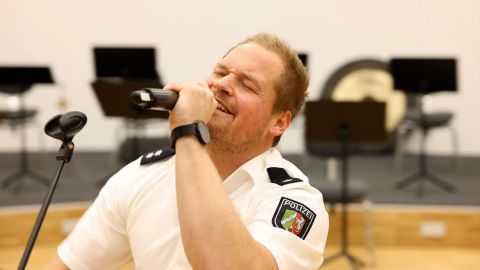 Mit seiner herrlichen Stimme unterstützt er das LPO bei Auftritten: Steffen Wüst aus der Kreispolizeibehörde Siegen