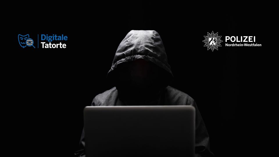 Hacker im Dunkeln und Kapuze vor Laptop