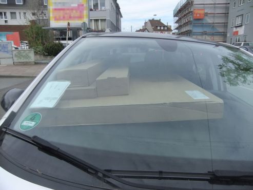 Frontansicht Pkw mit gestapelten Paketen