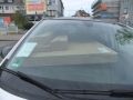 Frontansicht Pkw mit gestapelten Paketen